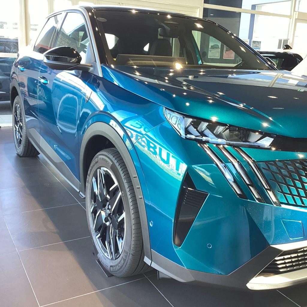 NEW3008は見た目だけじゃない！走行性能の進化がすごい