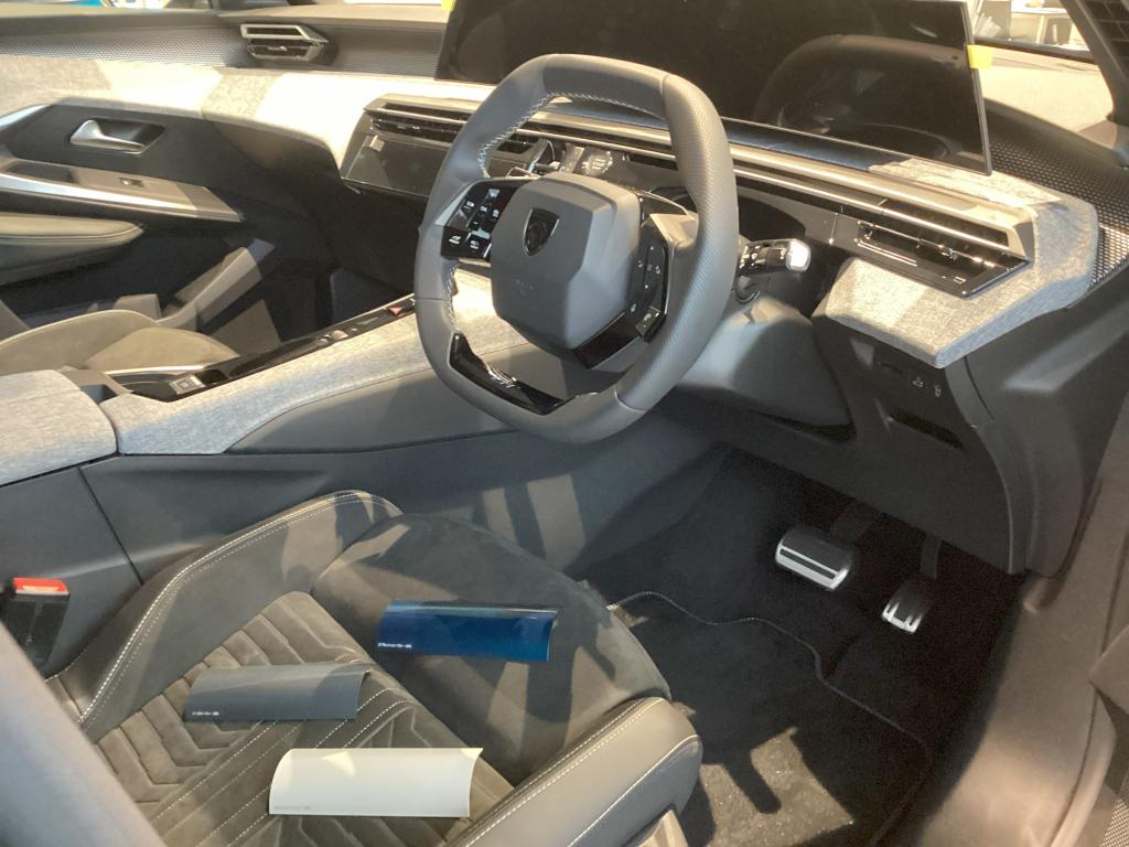 シックな3色展開　－ NEW3008 － 