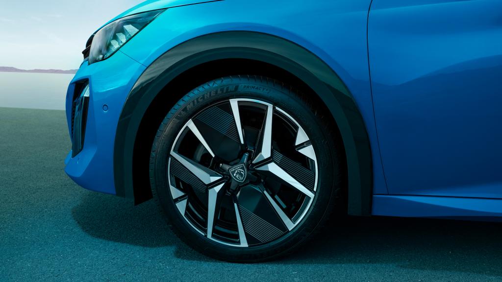 俊敏な走り×高燃費！新型プジョー208 GT Hybridの注目ポイント