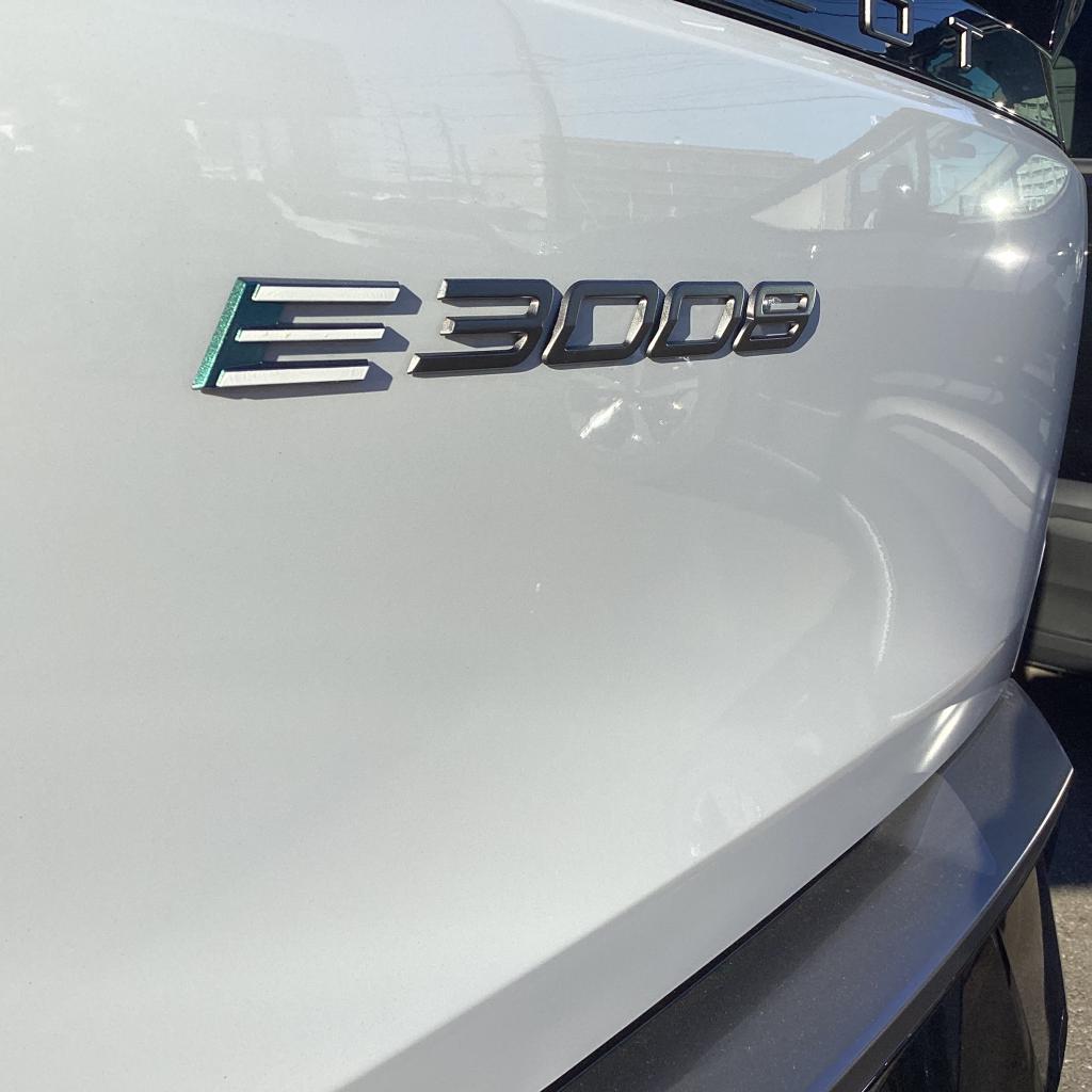  「新型E-3008。その一台が、プジョー守谷に。」