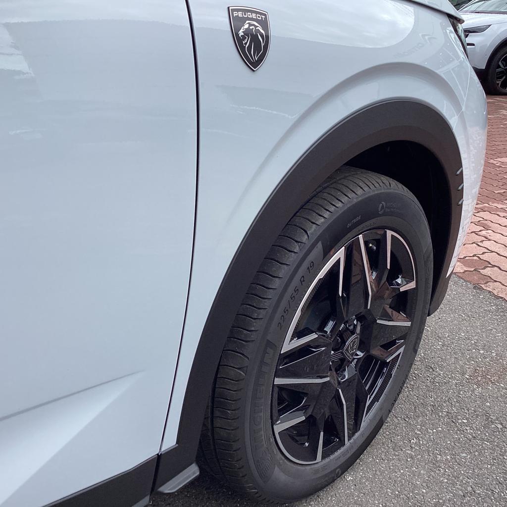 2月19日｜新型5008HYBRID デビュー