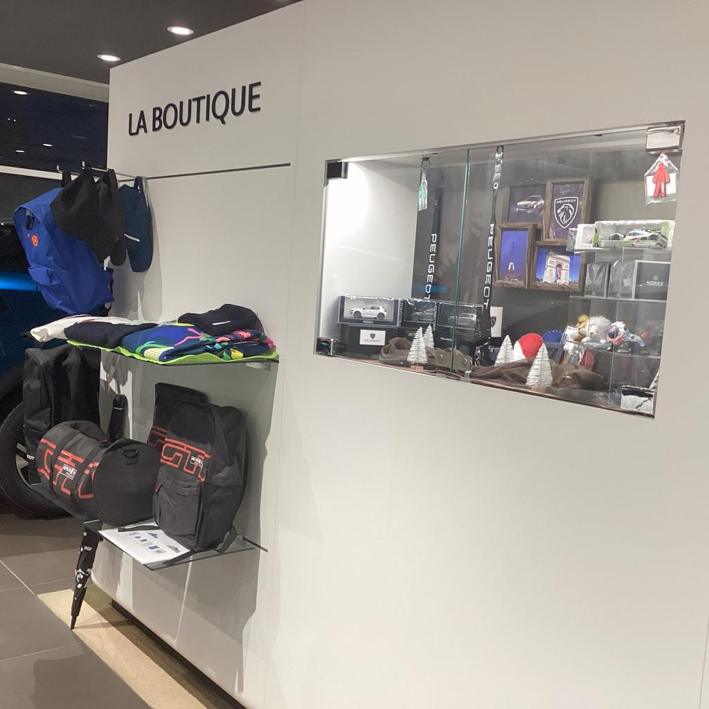 本日のPEUGEOT守谷です　～ショールーム LA BOUTIQUEコーナー～